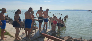 Egymás után éri a talpunk, a combunk, a hasunk a vizet
