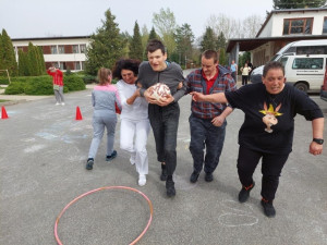 A csapatok küzdenek a végső labdatorpedó játékban