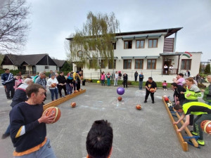 A csapatok küzdenek a végső labdatorpedó játékban