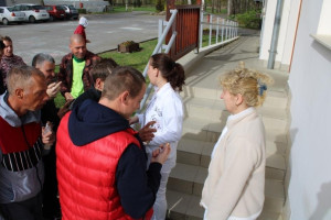 A húsvéti hagyomány szerint férfi ellátottaink szép számú csapata illatos kölnivel locsolták meg a női ellátottakat és dolgozókat.