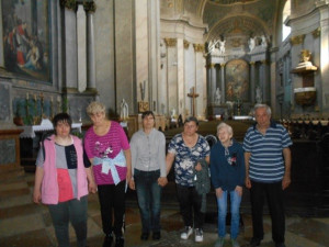 A pápai katolikus templomban készült csoportkép
