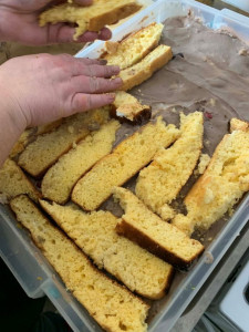 Rétegesen raktuk le a piskótát, a vanília és csokikrémet, és a titkos összetevőket